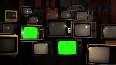 80s 电视, 绿色屏幕打开。黄金烟草色调。放大. 准备用你想要的任何镜头或图片替换绿色屏幕。您可以使用键控 (色度键) 效果来完成它。全高清.